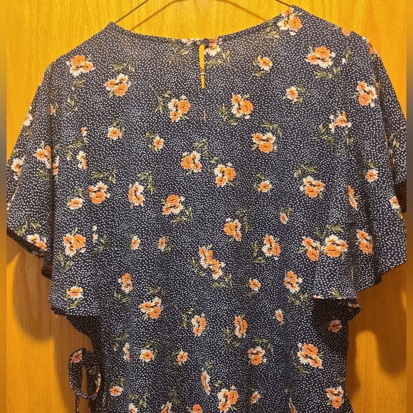 One ❤️ Clothing Medium Floral Blouse - Picture 3 of 3